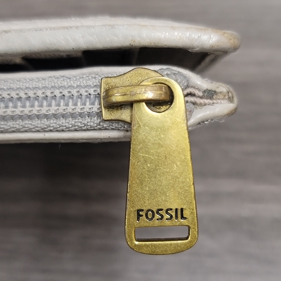 Fossil Clutch Leather Wallet. Gray w/brown strap - Picture 11 of 16